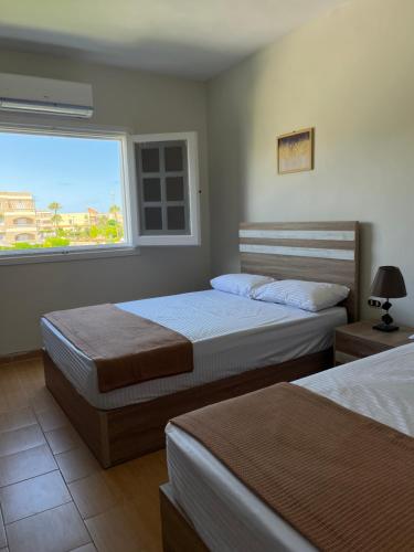 Katil atau katil-katil dalam bilik di Marseilia Family Stay - North Coast مرسيليا بيتش 2 الساحل الشمالي