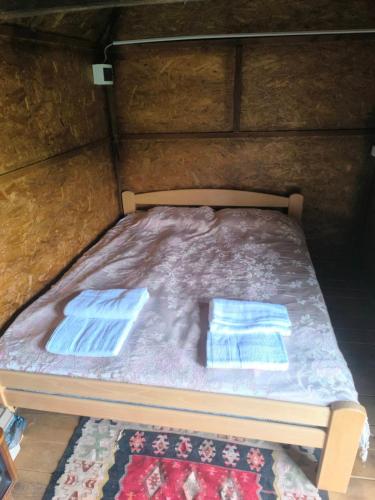 Postel nebo postele na pokoji v ubytování Konak Jezero - Drvene Kućice na Privatnom Jezeru
