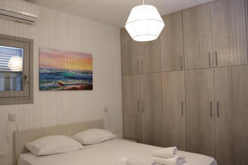 Ένα ή περισσότερα κρεβάτια σε δωμάτιο στο Antigoni Villas