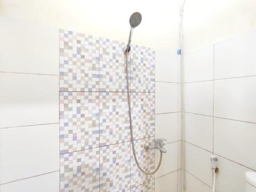 Ένα μπάνιο στο Happy Syariah Hotel near Jombor Mitra RedDoorz