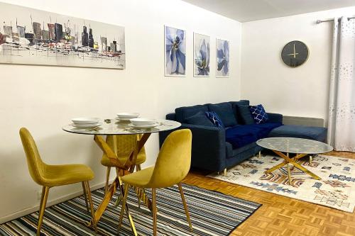 un salon avec une table, des chaises et un canapé dans l'établissement Chambre spacieuse - Paris Expo Porte de Versailles, à Vanves
