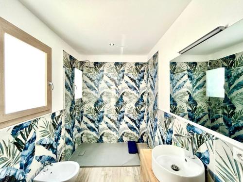 Bilik mandi di Le Corti Sarde Beach Apartments