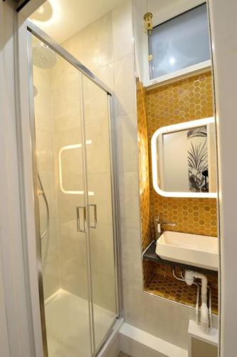Tiny cosy studio NAMASTAY in trendy Canal St Martin area