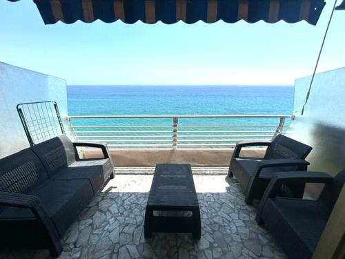 un balcon avec des chaises et une table et l'océan dans l'établissement Studio avec Vue Imprenable sur la Mer, à Menton