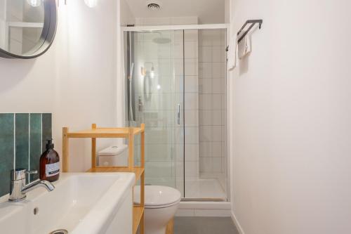 une salle de bain avec une douche, un lavabo et des toilettes dans l'établissement La Corderie - Sous les toits de Marseille, à Marseille