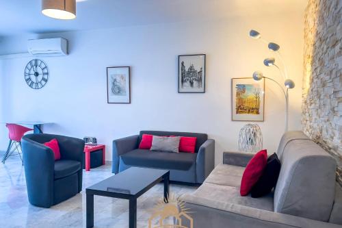 un salon avec deux canapés et une table dans l'établissement LE SURCOUF Appartement by 4 By SUNSET, au Cannet