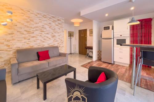 un salon avec un canapé et deux chaises dans l'établissement LE SURCOUF Appartement by 4 By SUNSET, au Cannet