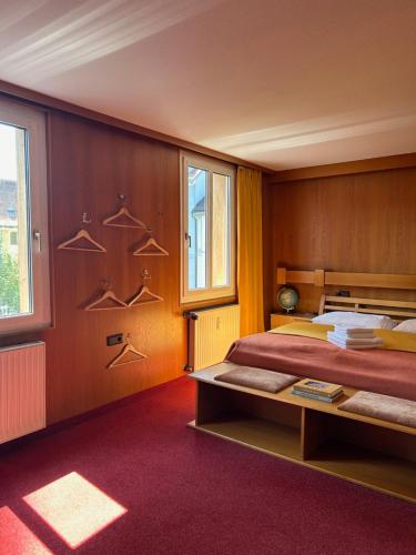 Postel nebo postele na pokoji v ubytování Honolulu Hotel