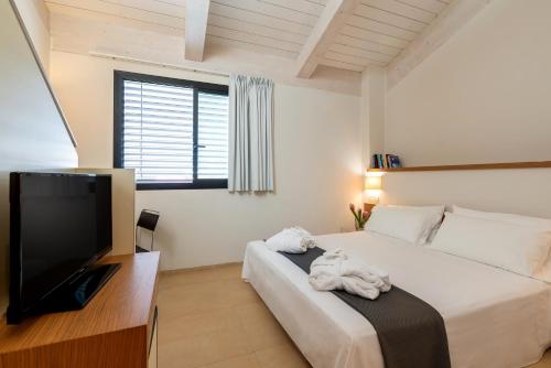 a bedroom with a bed and a flat screen tv at Hotel Baltic in Giulianova