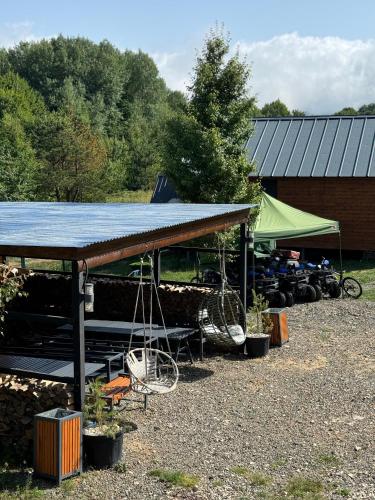 Fotografie z fotogalerie ubytování Shaori Lake Cottages v destinaci Kharistʼvala