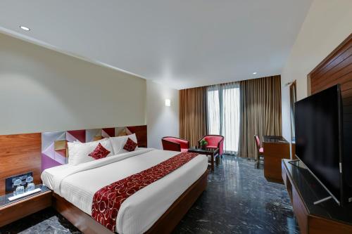 Postel nebo postele na pokoji v ubytování Quality Inn Regency, Nashik