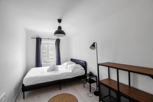 une petite chambre avec un lit et une fenêtre dans l'établissement Sweet-jail Proche gare, luxembourg, à Sierck-les-Bains