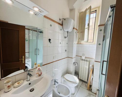 un baño con inodoro y lavabo en Flowers in Rome, en Roma