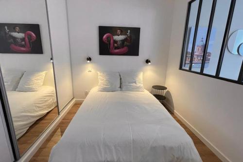 - une chambre avec un lit blanc et 2 fenêtres dans l'établissement Clim Ascenseur R4 T2 moderne au cœur de Toulouse, à Toulouse