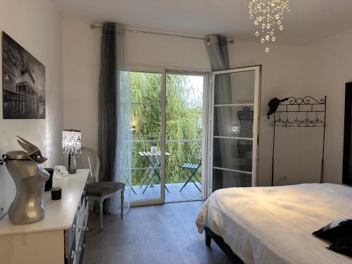 Postel nebo postele na pokoji v ubytování Chambre d hôte village aéronautique Biscarrosse