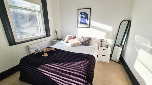 a bedroom with a bed and a window at Unique and cozy apartment in central London in London