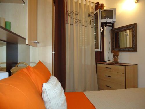 1 dormitorio con cama, espejo y tocador en Apartment Lucija on the sandy beach, en Drvenik Mali