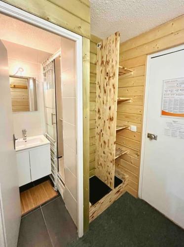 une salle de bain avec une douche, un lavabo et des toilettes dans l'établissement Petit Appart Cosy 4 pers en plein coeur d'Arc 1800, à Bourg-Saint-Maurice