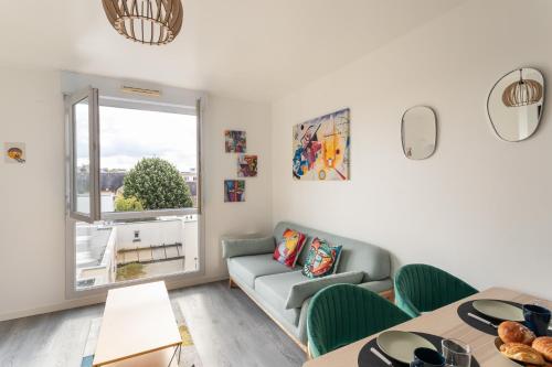un salon avec un canapé et une table dans l'établissement L'Atelier - Appt 2 chambres avec parking, à Rennes