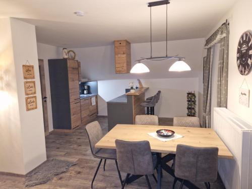 a dining room and kitchen with a table and chairs at Ferienwohnung " Esserhof " Nationalpark Gesäuse in Ardning
