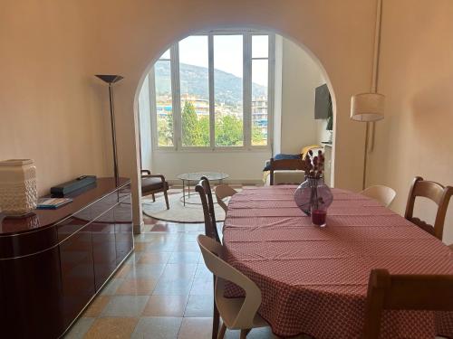 un salon avec une table et un tissu de table rouge dans l'établissement Sublime Loft dans un Ancien Palace 2 pas de la Mer, à Menton
