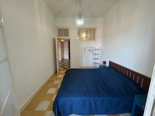 - une chambre avec un lit bleu et un escalier dans l'établissement Sublime Loft dans un Ancien Palace 2 pas de la Mer, à Menton