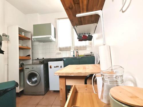 une cuisine avec un lave-linge et un lave-linge dans l'établissement 3 Pièces près de Paris - Métro 4, à Saint-Ouen