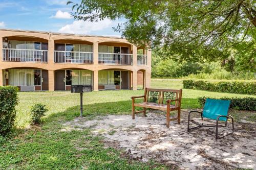 Taman di luar Quality Inn Alachua - Gainesville Area