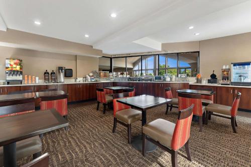 a restaurant with tables and chairs and a bar at Comfort Suites near Robins Air Force Base in Warner Robins