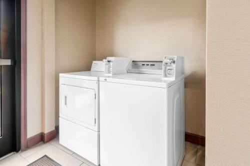 a white washer and dryer in a room at Comfort Suites near Robins Air Force Base in Warner Robins