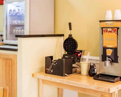 a kitchen counter with a coffee maker on top of it at Quality Inn Dalton Central in Dalton