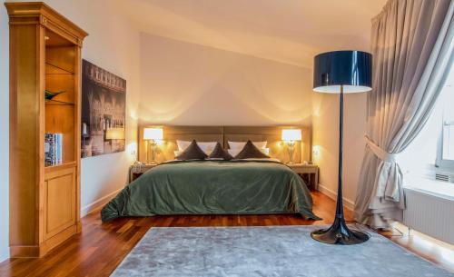 Ένα ή περισσότερα κρεβάτια σε δωμάτιο στο Romantik Hotel Kleber Post