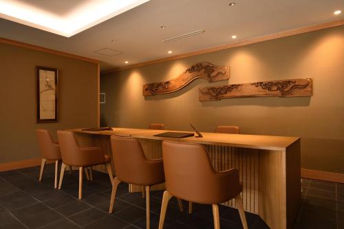 a conference room with a long table and chairs at Oni no Sumika in Izu