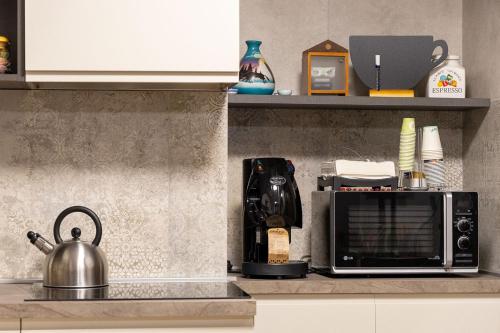 Dapur atau dapur kecil di Suite 012
