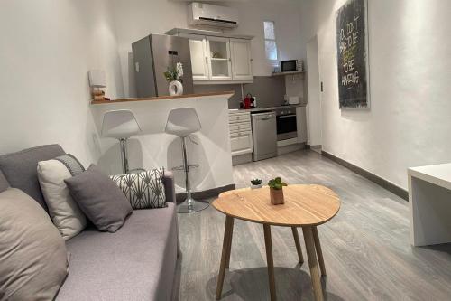 un salon avec un canapé et une table dans l'établissement Charming T2 in the heart of city center, à Cannes