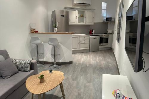 un salon avec un canapé et une table dans l'établissement Charming T2 in the heart of city center, à Cannes