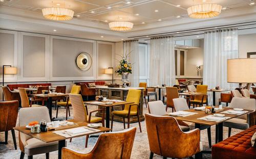 Un restaurante con mesas y sillas en una habitación. en Hotel Die Sonne Frankenberg, en Frankenberg