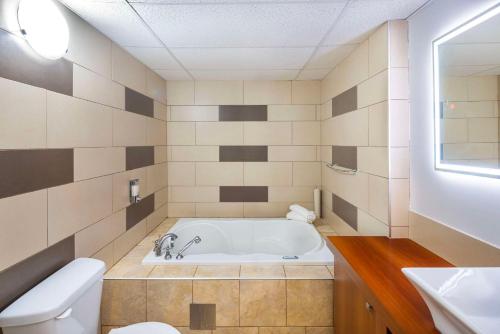 Un baño de Clarion Pointe La Malbaie