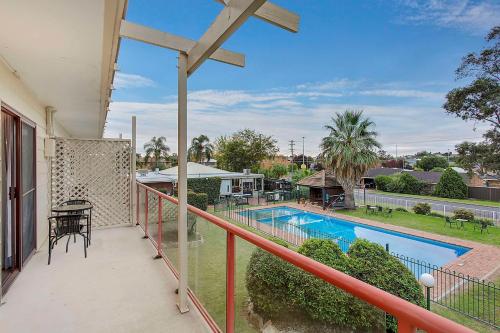 a balcony with a view of a swimming pool at Econo Lodge Gateway Tamworth in Tamworth