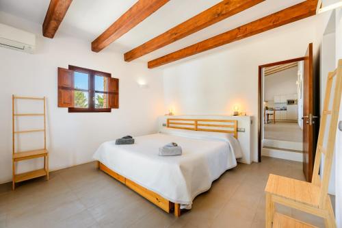 una camera da letto con un letto e uno specchio di Casa S'Olibassa a La Mola