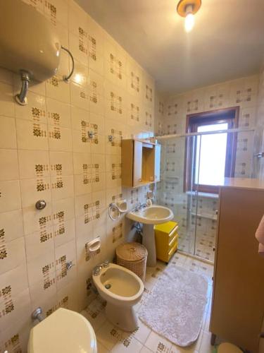 a bathroom with a toilet and a sink at Casa del Fico in Santa Caterina di Nardò