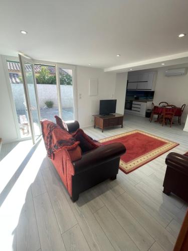 un salon avec un canapé et une télévision dans l'établissement Maison du Paşa, à Port-la-Nouvelle