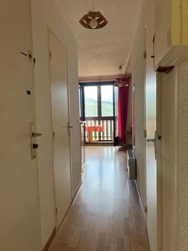 an empty hallway with a door to a room at Terrasse Adroit T2 Barcelonnette - Wi-fi gratuit - 7 couchages in Barcelonnette