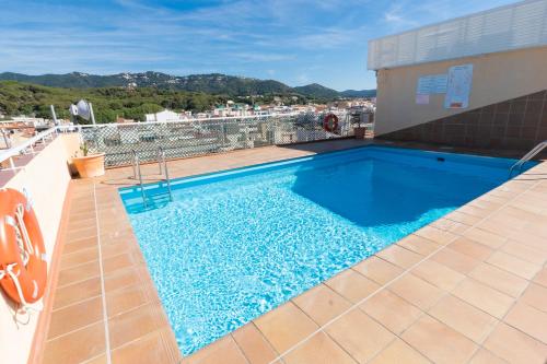 una piscina en la azotea de un edificio en Espanya - 30º hotels, en Calella