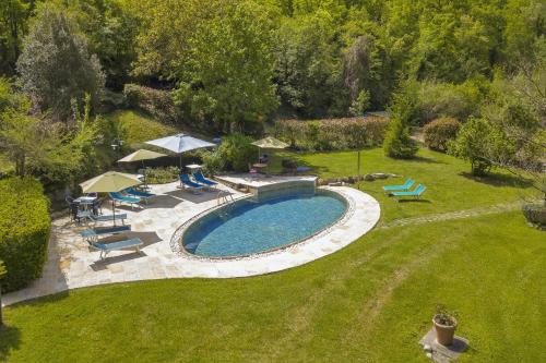 Una vista aérea de una piscina en un patio. en Molino del Ponte - Happy Rentals, en Radda in Chianti
