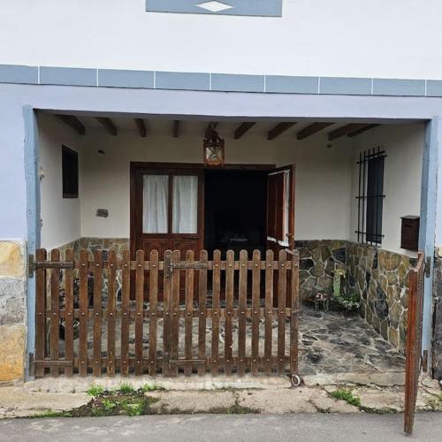 a wooden fence in front of a house at Ven al Paraiso! Amanece en Miravalles in Villaviciosa
