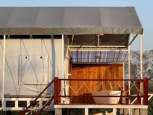 Balkoni atau teres di บ้านพอเพียงเชียงดาว BanPorPiangChiangDao