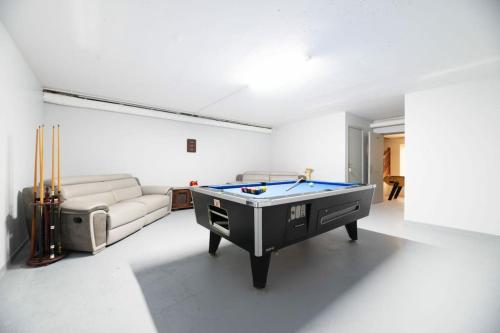 Biliár nebo kulečník v ubytování Maison périgourdine de charme