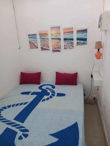 a bedroom with a bed with a blue surfboard on it at Appartement La Casa Verde in Llança