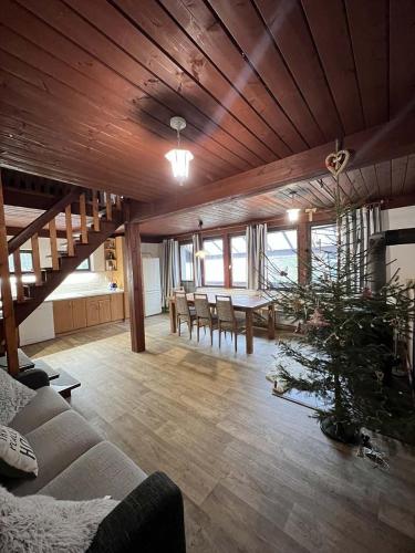 Ein Sitzbereich in der Unterkunft Chaloupka Krkonoše